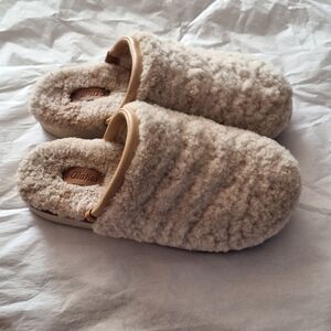 OluKai Tan Shearling Slippers EUC 38 / 8